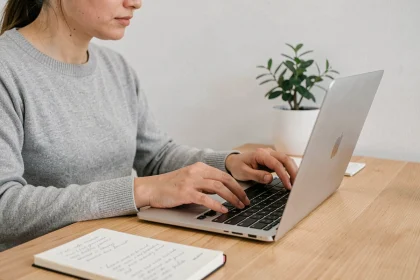 Femme utilisant des raccourcis clavier sur un ordinateur portable dans un bureau à domicile moderne